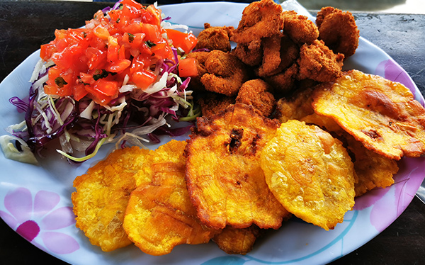 bar restaurant murillos los angeles fortuna: Camarones Empanizados con Patacones