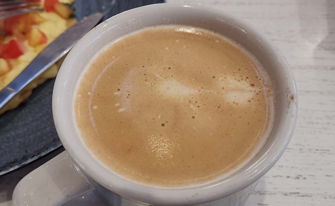 cafe-con-leche-12oz-restaurante-rostipollos-area-de-comidas-oxigeno-human-playground-distrito-san-francisco-canton-heredia-heredia-14042024