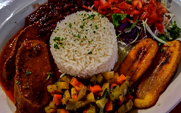 Casado con Lengua y Maduro, Restaurante el Valle, Horquetas, Sarapiquí, Heredia