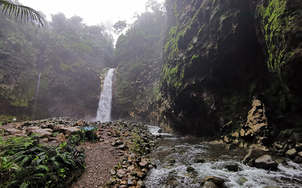 Vista frontal Catarata Río Agrio- Bajos del Toro