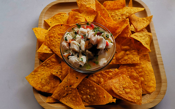 Ceviche con Tortilla Tostada - Marisquería Ranchito Rikamar