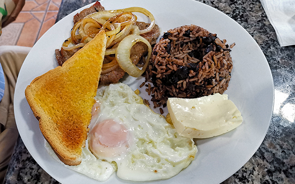 Desayuno con Carne : Restaurante Mi TIerra