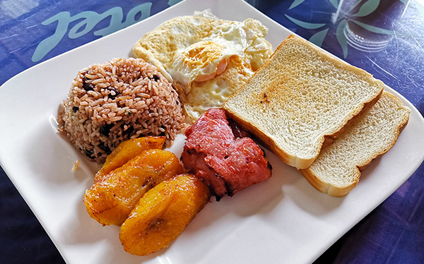 Pinto con Tocineta y Huevos - Restaurante el Bambú