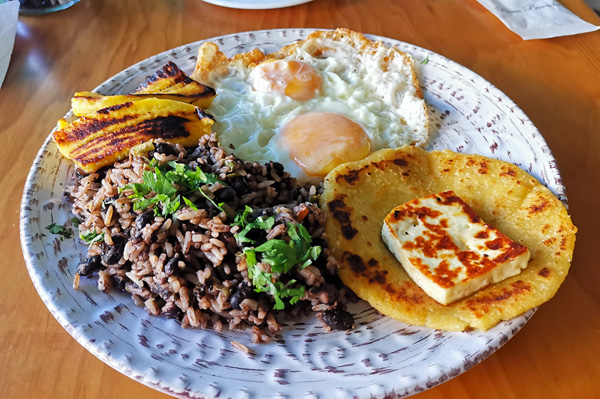 Desayuno Típico - Restaurante Esencia Mercadito