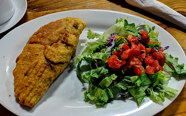 Empanada de Chicharron - Restaurante Típico Vara Blanca