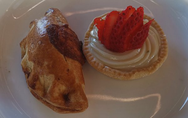 Empanada con Quesoy Tartaleta Fresa : Restaurante Giacomin