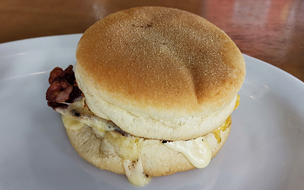 English-Muffin con Tocineta : Restaurante Spoon