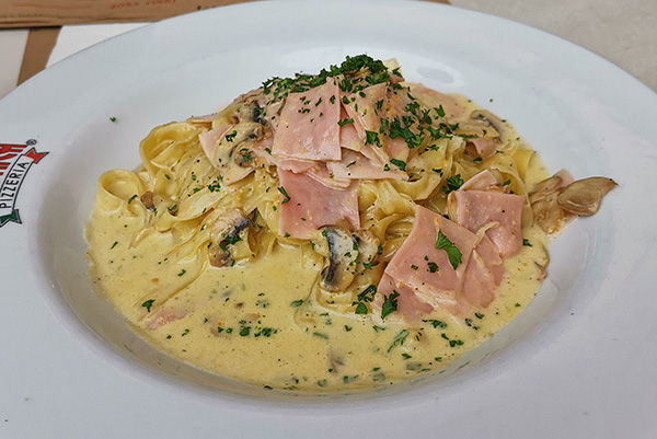 Fettuccine Alfredo : La Fabbrica Pizzería