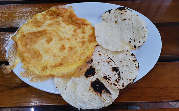 Gallo torta de Huevo con Tortilla - Soda Acacia