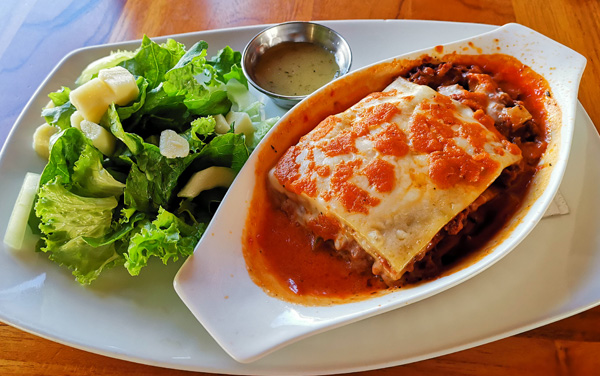 Lasagna con Ensalada Verde - Restaurante Giacomin