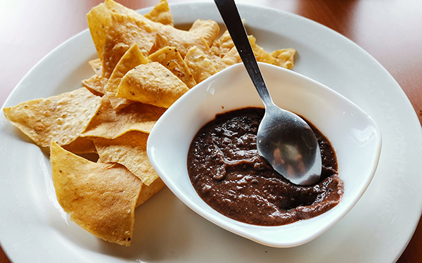 Tortilla Tostada y Frijoles Molidos - Restaurante Rancho Ceci