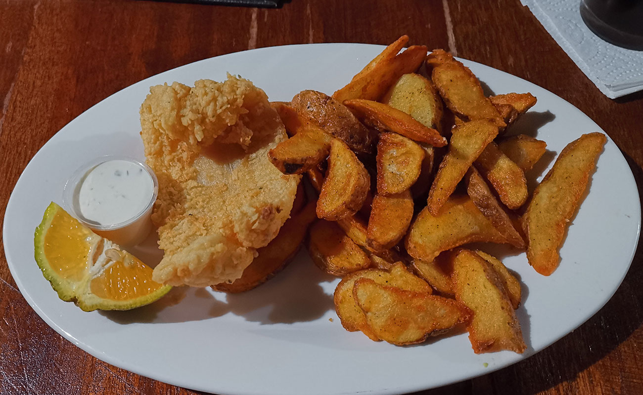 pescado-empanizado-salsa-tartara-y-papas-restaurante-posada-de-las-brujas-distrito-escazu-canton-escazu-san-jose-17012024