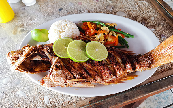 Pescado entero Frito - Claritas Beach Bar Sports Grill Jacó