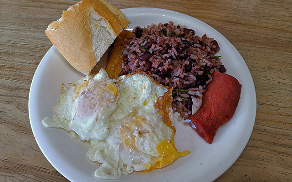 Pinto con Huevo -Café y Soda Flamboyan Heredia