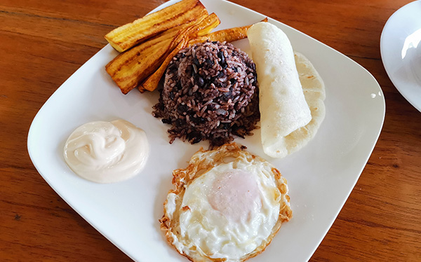 Pinto con Huevo y Maduro - Soda la Esquina del Sabor