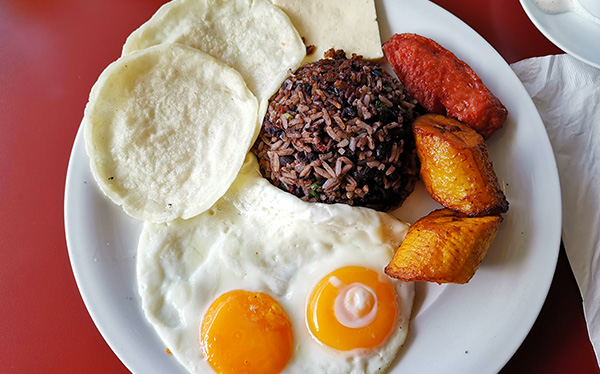 Pinto con Huevos y Salchichón - Restaurante la Candelaria