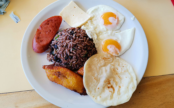 Pinto con Huevos y Salchichón - Restaurante la Candelaria