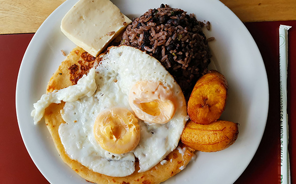 Pinto con Huevos y Tortilla con Queso - Restaurante la Candelaria