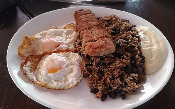 Pinto con Huevo y Chorizo - Soda Restaurante Santa Marta