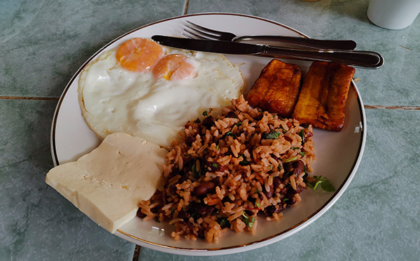 Pinto con Huevos y Maduro - Comedor Bajos del Toro Rooms