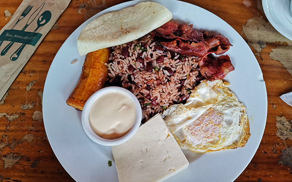 Pinto con Huevo y Tocineta : Restaurante Nidia