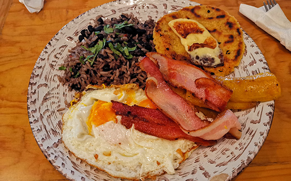 Pinto con Huevos y Tocineta - Restaurante Esencia Mercadito