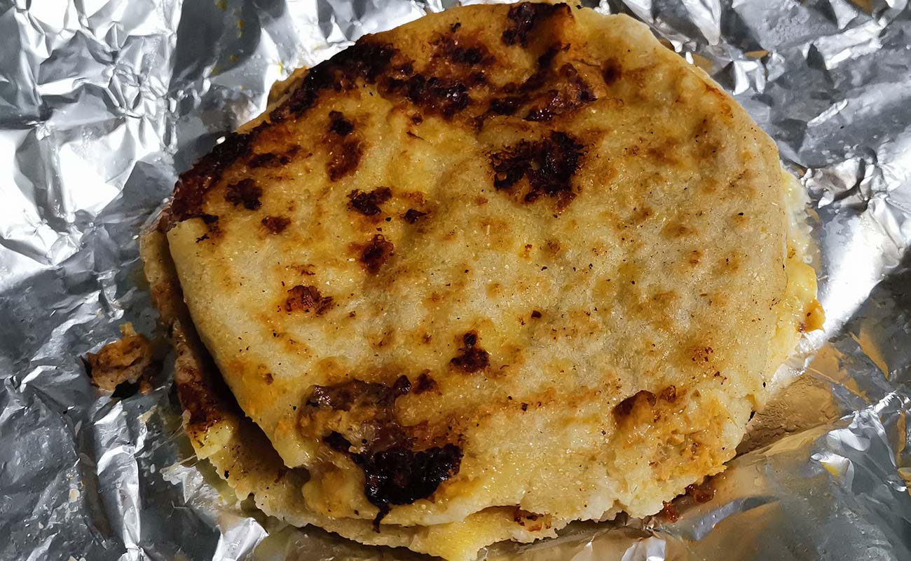 pupusa-con-chicharron-express-pupusas-los-salvadorenos-barrio-la-palma-distrito-san-francisco-canton-heredia-heredia-10042024