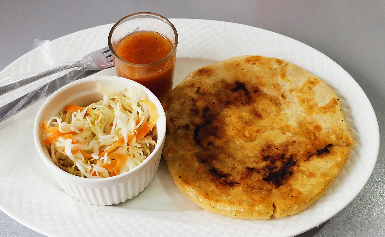 pupusa-mixta-taqueria-pupuseria-raquel-santa-barbara-heredia-051023