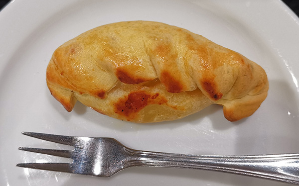 Empanada Tres Quesos - Spoon Multiplaza Guachipelin