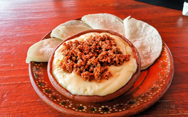 Queso Fundido con Chorizo : Restaurante Botanitas Ajua