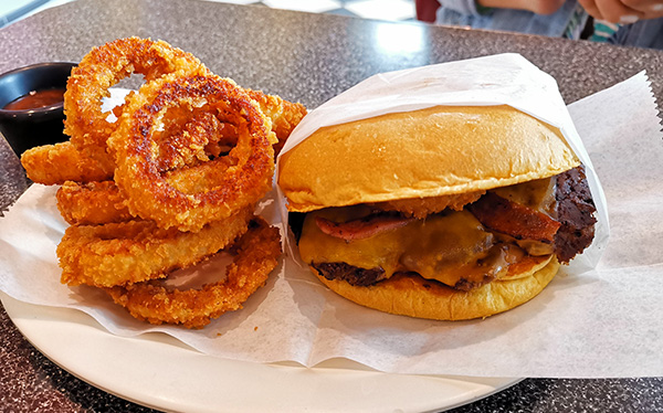 Smoke House Hamburguer con Aros de Cebolla - Jonny Rockets