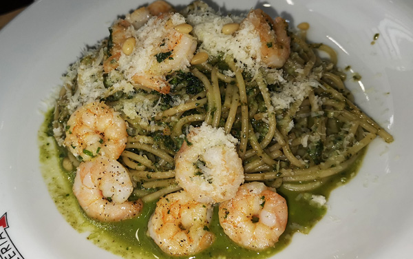 Spaghetti con Pesto y Camarones : La Fabbrica Pizzería