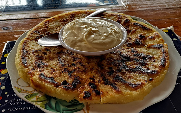 Tortilla con Queso y Natilla- Restaurante Gustos y Sabores