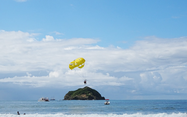 Para Gliding : Playa Espadilla Manuel Antonio