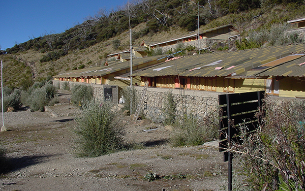 Vista desde el Norte : Albergue Base Crestones