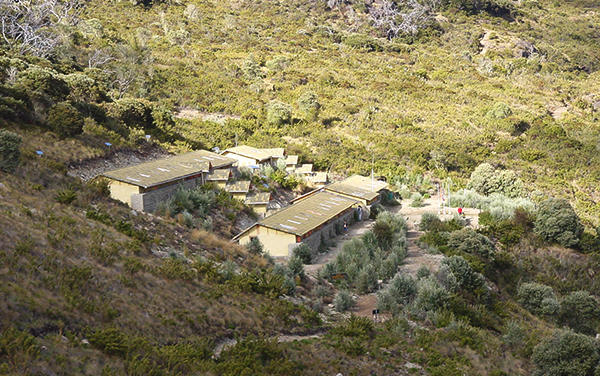 Vista desde el Sur : Albergue Base Crestones