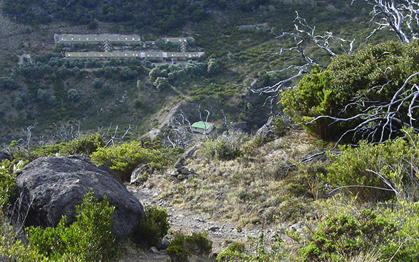 Vista desde el Este : Albergue Base Crestones