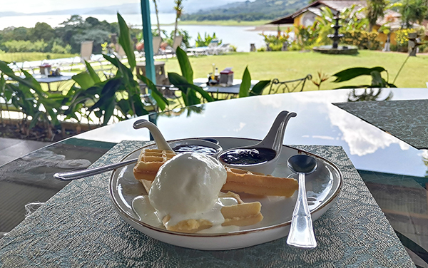 Waffles con Helados y Fresas : Le Bistro Gourmet Restaurante